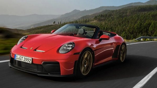 Кога: 2026
Кабриолет 911 GT3? Звучи невероятно, но скоро ще е факт. Докато последният Speedster използваше двигател GT3, S/C е първият автомобил, който комбинира пълния олекотен GT3 пакет и отворен покрив. Звучи като изцяло объркана рецепта, но когато имаш атмосферен шестцилиндров боксер с 9000 об/мин, който да слушаш, и ръчна скоростна кутия, с която да се занимаваш, всъщност си е много добра идея. А и тежи само с 35 кг повече от купето, така че стига оплаквания. 
